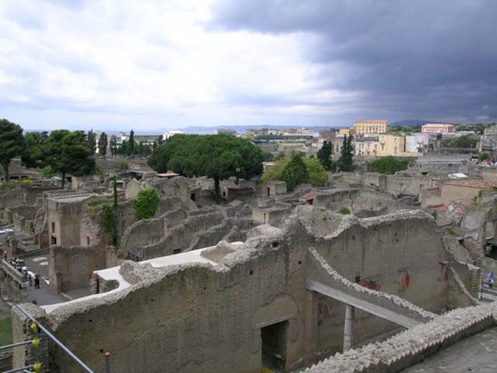 Ins. Orientalis II.19 Herculaneum, June 2006. Looking towards south wall of Upper Aula.
Photo courtesy of Nicolas Monteix.